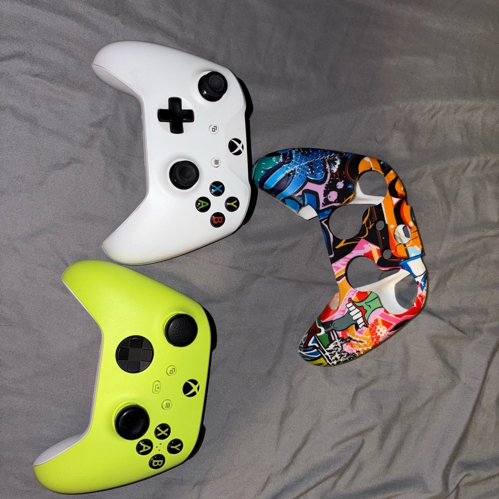 Xbox controllers - Picture 2 of 3